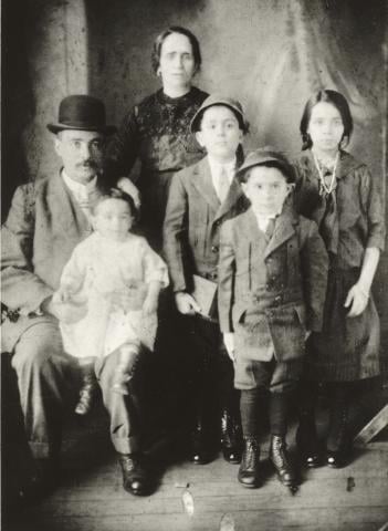 Tenement Museum: Working with Primary Sources, Middle School